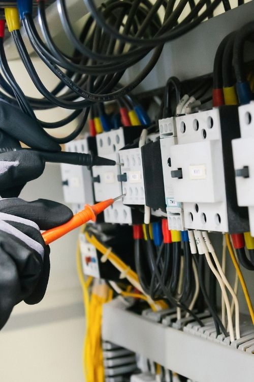 Elektrotechnik Hamburg – fachgerechte Prüfung elektrischer Anlagen mit Messgerät und Schutzmaßnahmen nach VDE-Norm