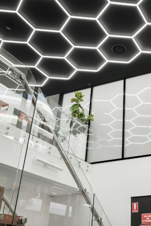 Modernes Lichtkonzept in einem Gebäude, umgesetzt von einem Elektrotechniker / Elektriker in Hamburg