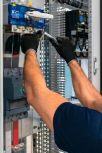 Elektrotechniker in Hamburg installiert Energiemanagement-System am Verteilerkasten