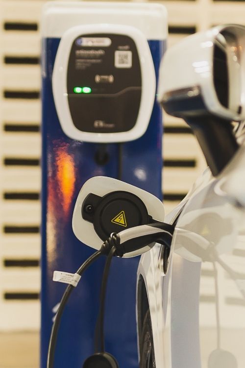 Elektroauto an moderner Ladesäule - Installation von einem Elektrotechniker in Hamburg