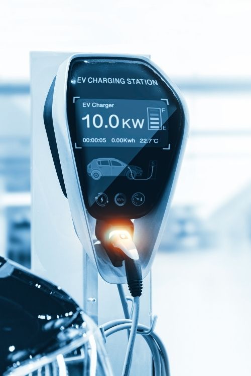 Futuristische Ladesäule installieren mit Anzeigetafel, Konzept eines Elektrotechnikers in Hamburg