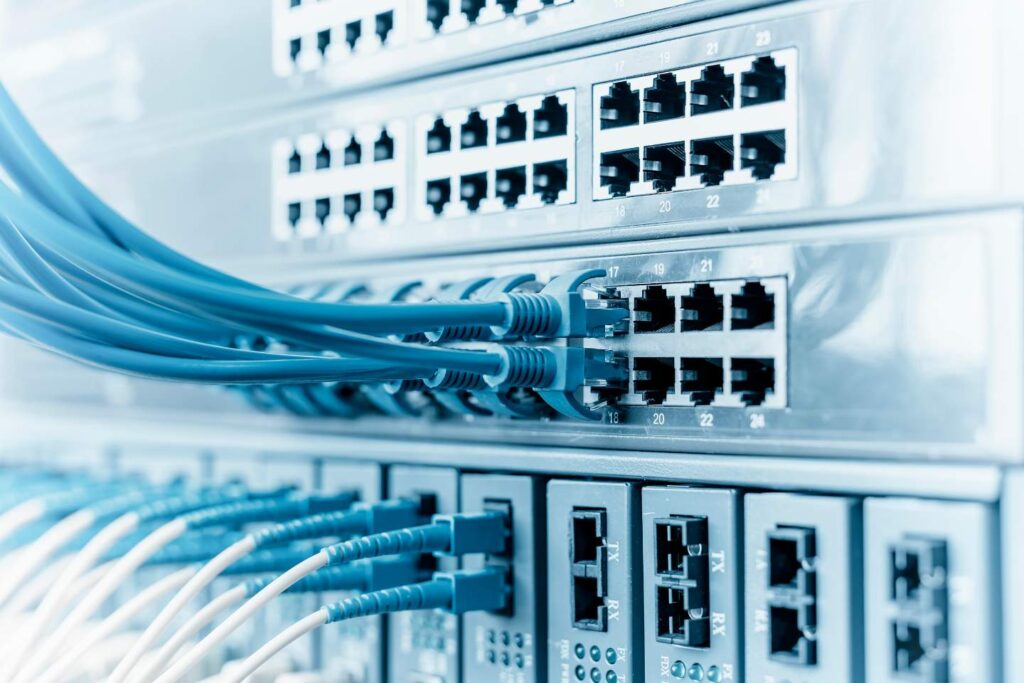 Netzwerktechnik in Hamburg – strukturierte Datenverkabelung mit Patchpanel und Switch im Schaltschrank