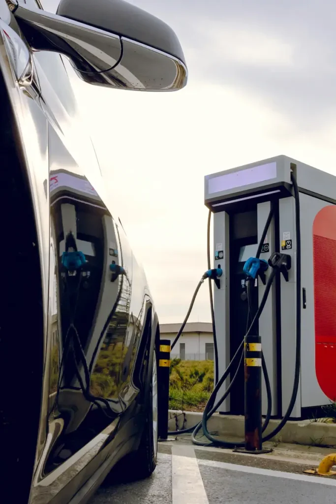 Elektroauto an Ladesäule – professionelle Ladesäulen Installation in Hamburg