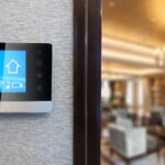 Smart-Home-Steuerung im modernen Wohnraum – Gebäudeautomation mit Touchpanel in Hamburg