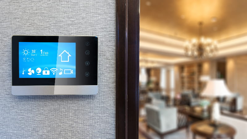 Smart-Home-Steuerung im modernen Wohnraum – Gebäudeautomation mit Touchpanel in Hamburg
